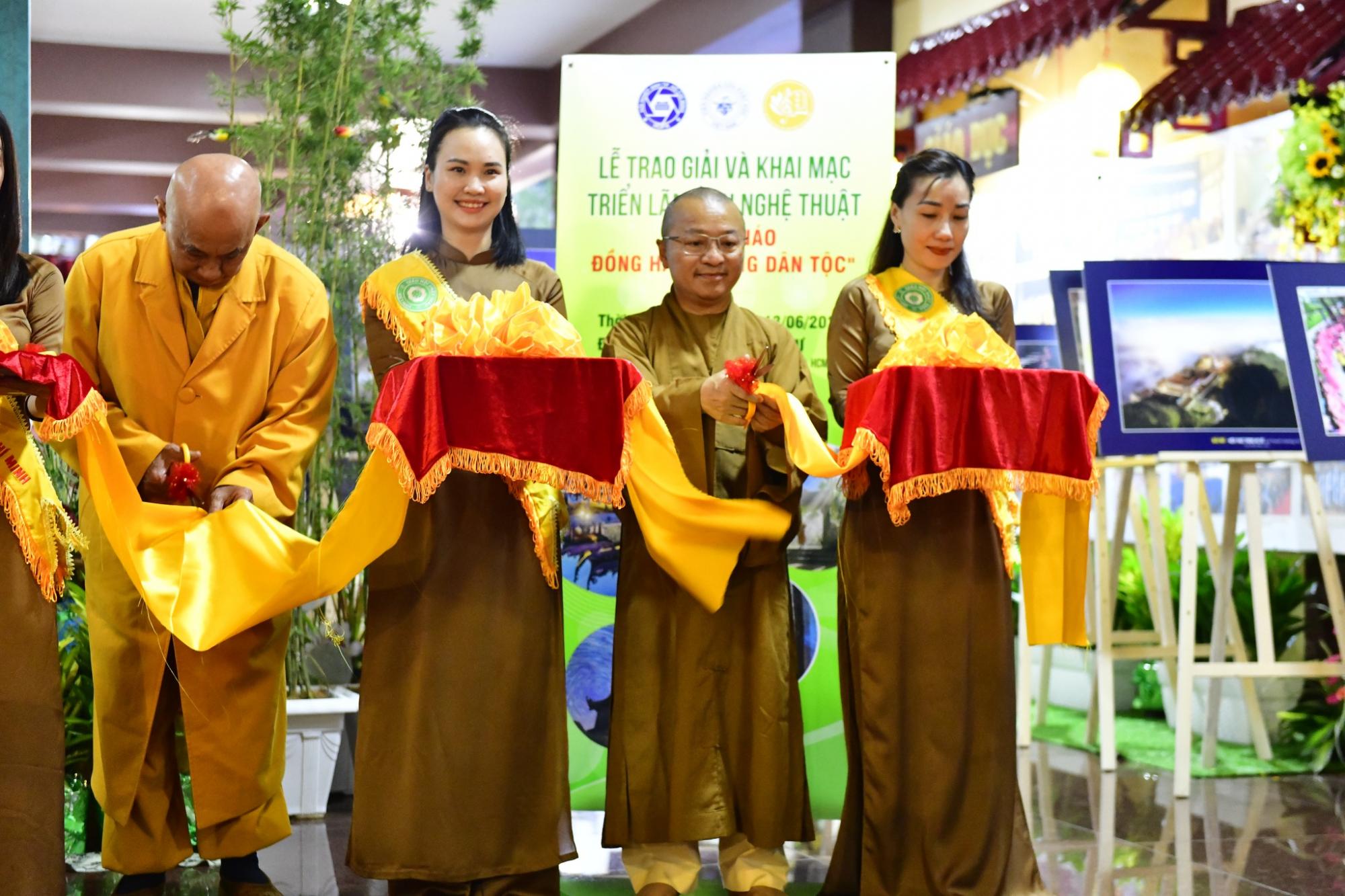 Lễ trao giải và Khai mạc Triển lãm ảnh nghệ thuật "Phật giáo đồng hành cùng dân tộc"