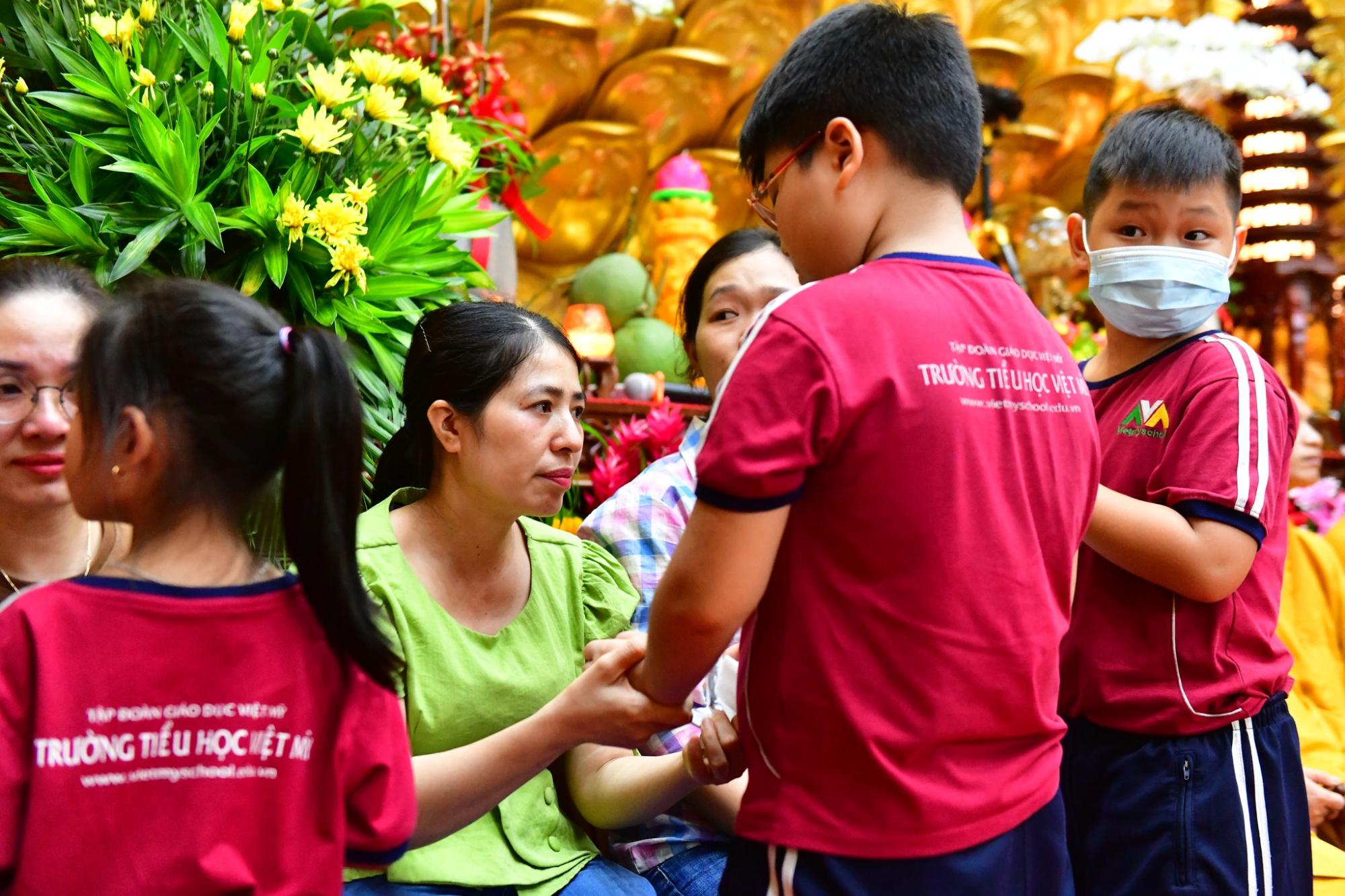 Hơn 300 học sinh Trường Tiểu học Quốc tế Việt Mỹ tham dự "Lễ thắp nến tri ân cha mẹ"