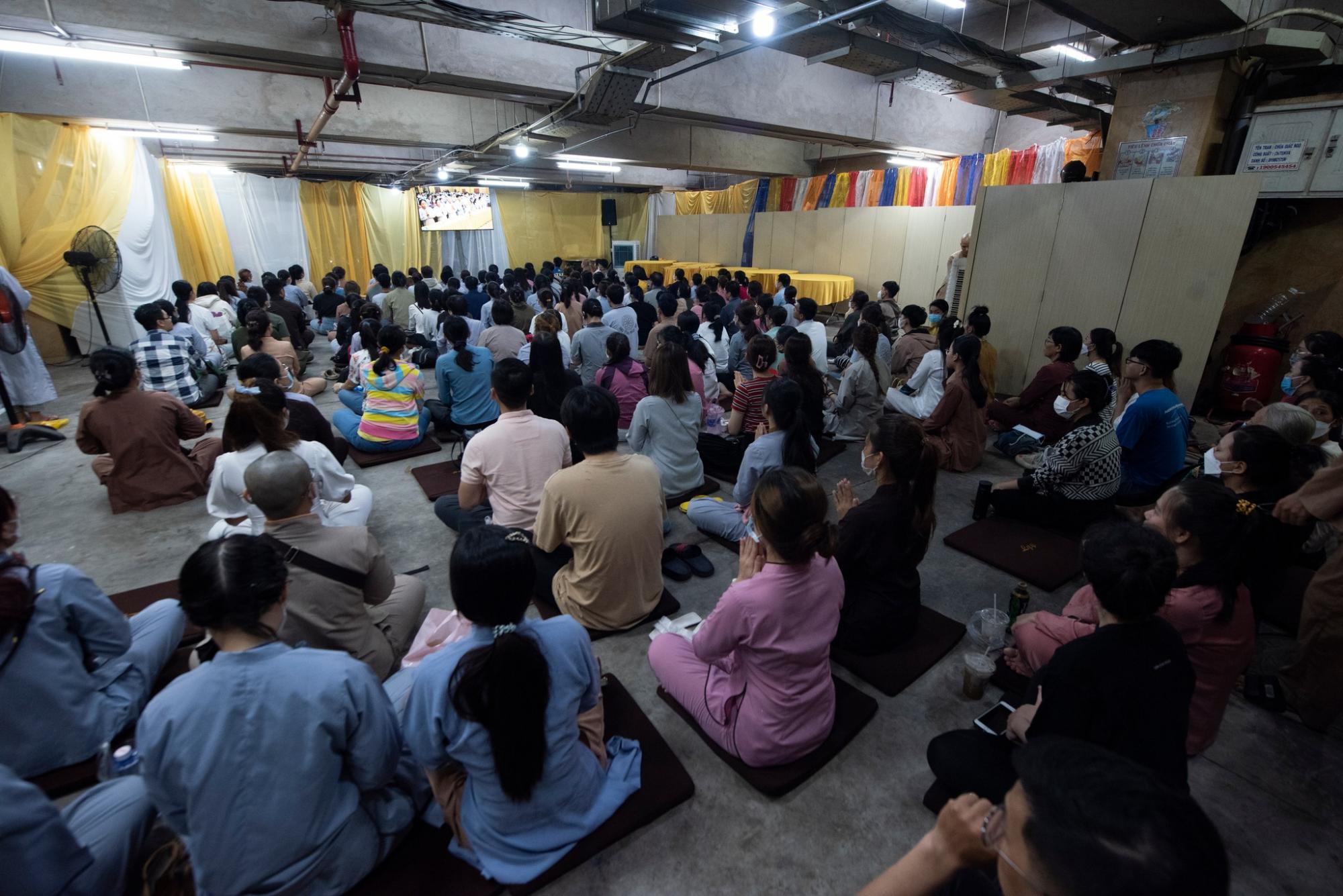 SC. Giác Lệ Hiếu chia sẻ cách ứng xử khéo léo theo lời Phật dạy trước hơn 1.000 hành giả tại Chùa Giác Ngộ
