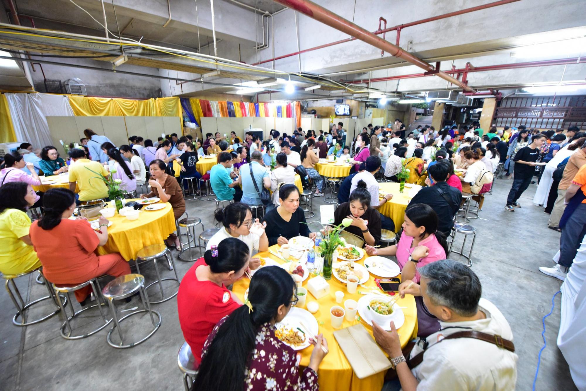 Hơn 1.300 lượt khách tham dự Tiệc Buffet chay gây quỹ xây dựng Chùa Quan Âm Đông Hải