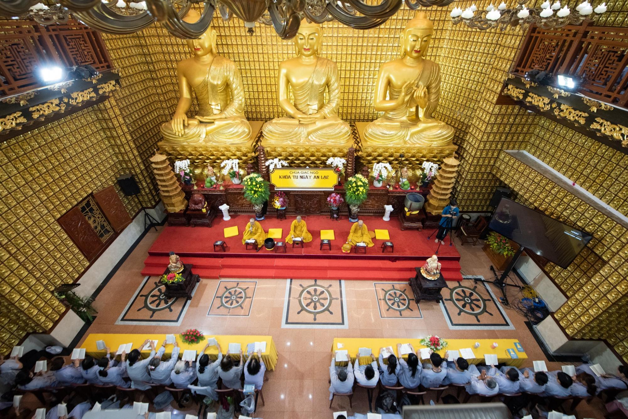 SC. Giác Lệ Hiếu chia sẻ cách ứng xử khéo léo theo lời Phật dạy trước hơn 1.000 hành giả tại Chùa Giác Ngộ