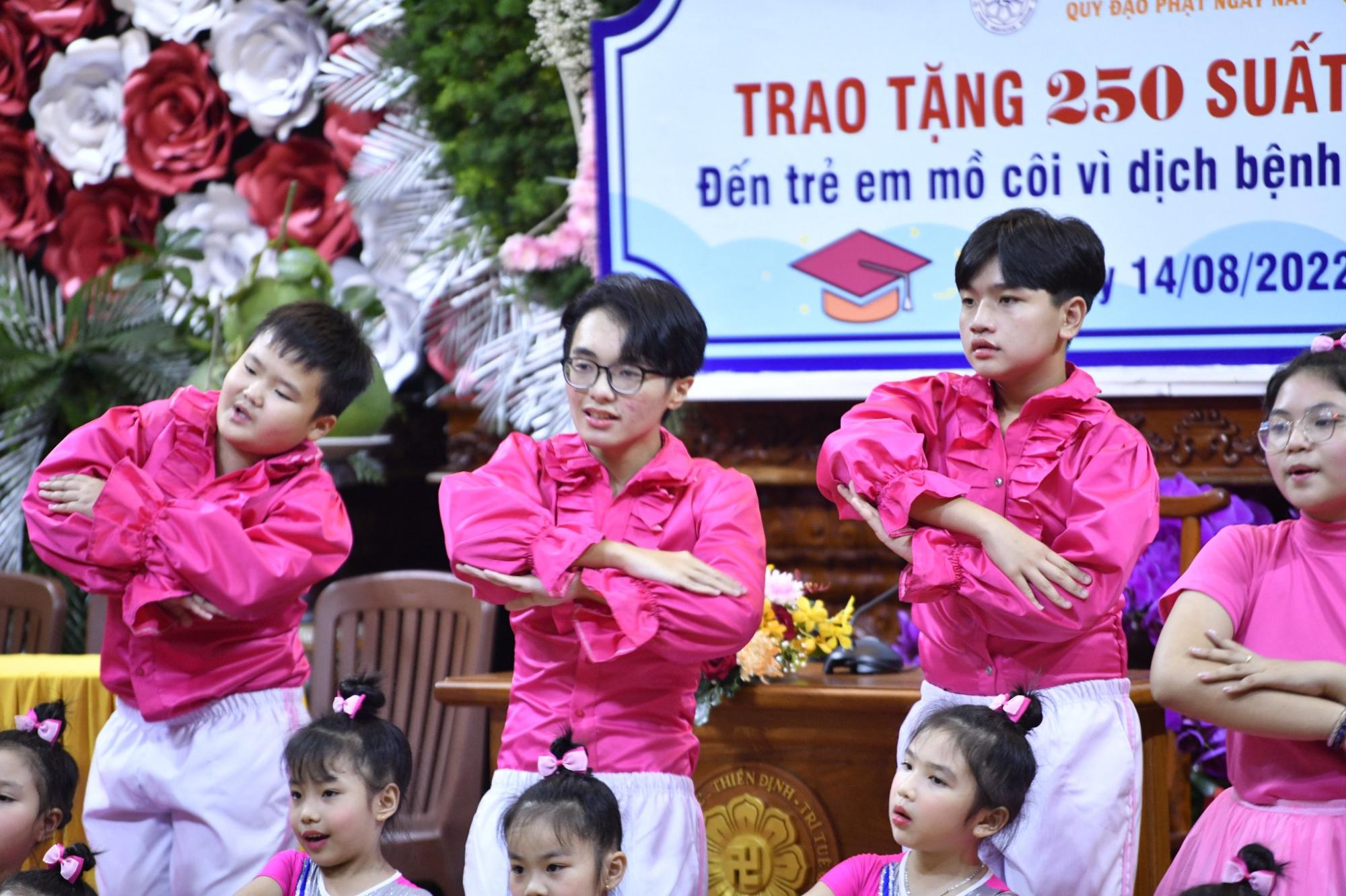 Quỹ Đạo Phật Ngày Nay trao tặng 250 suất học bổng đến trẻ em mồ côi vì dịch bệnh Covid-19