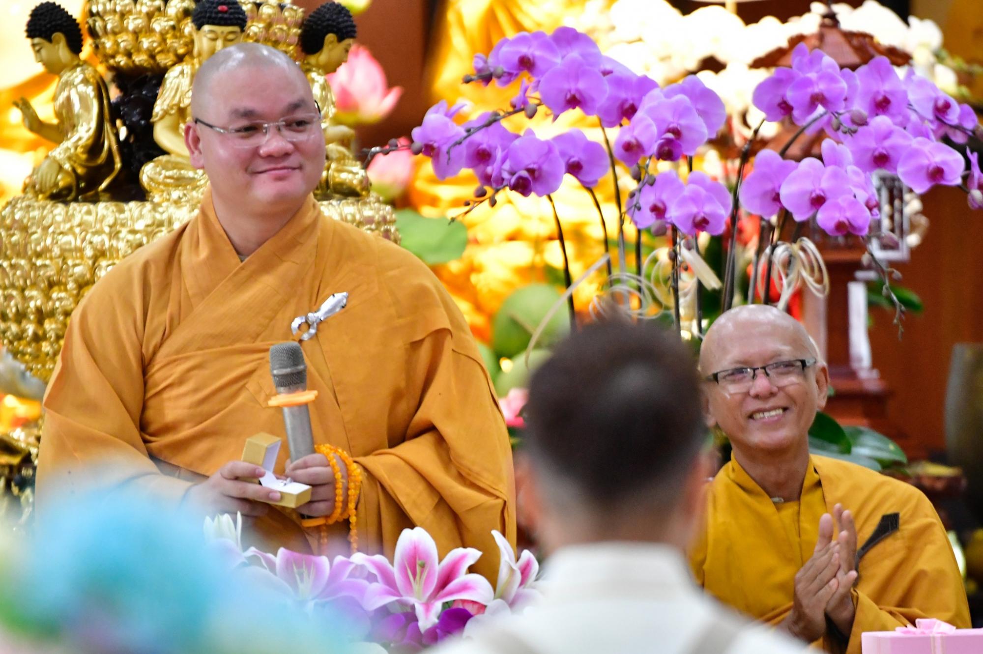 Phật dạy bốn pháp lành giúp vợ chồng sống hạnh phúc bên nhau