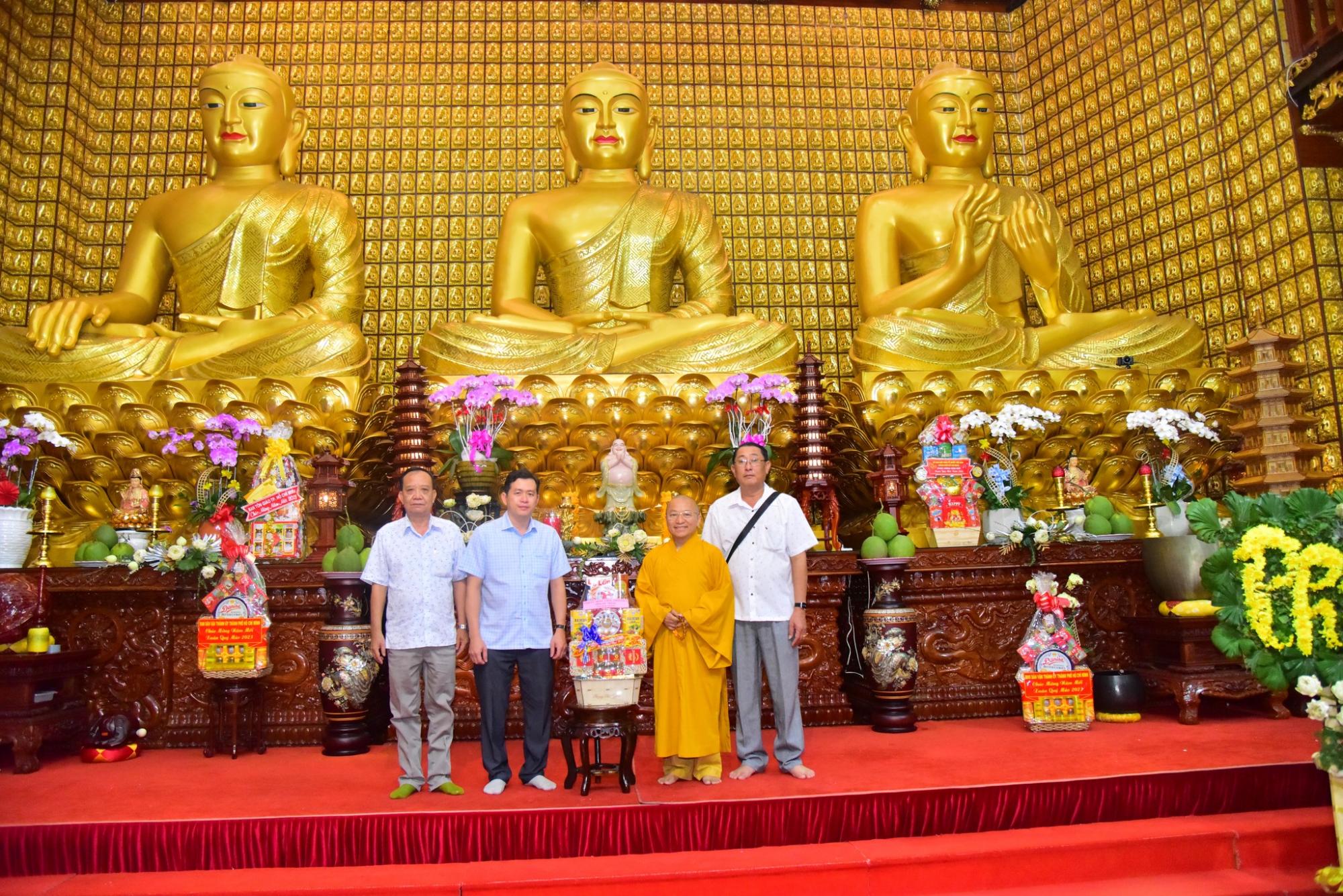 Ban Dân vận và Ban Tôn giáo tỉnh Sóc Trăng thăm, chúc tết chùa Giác Ngộ