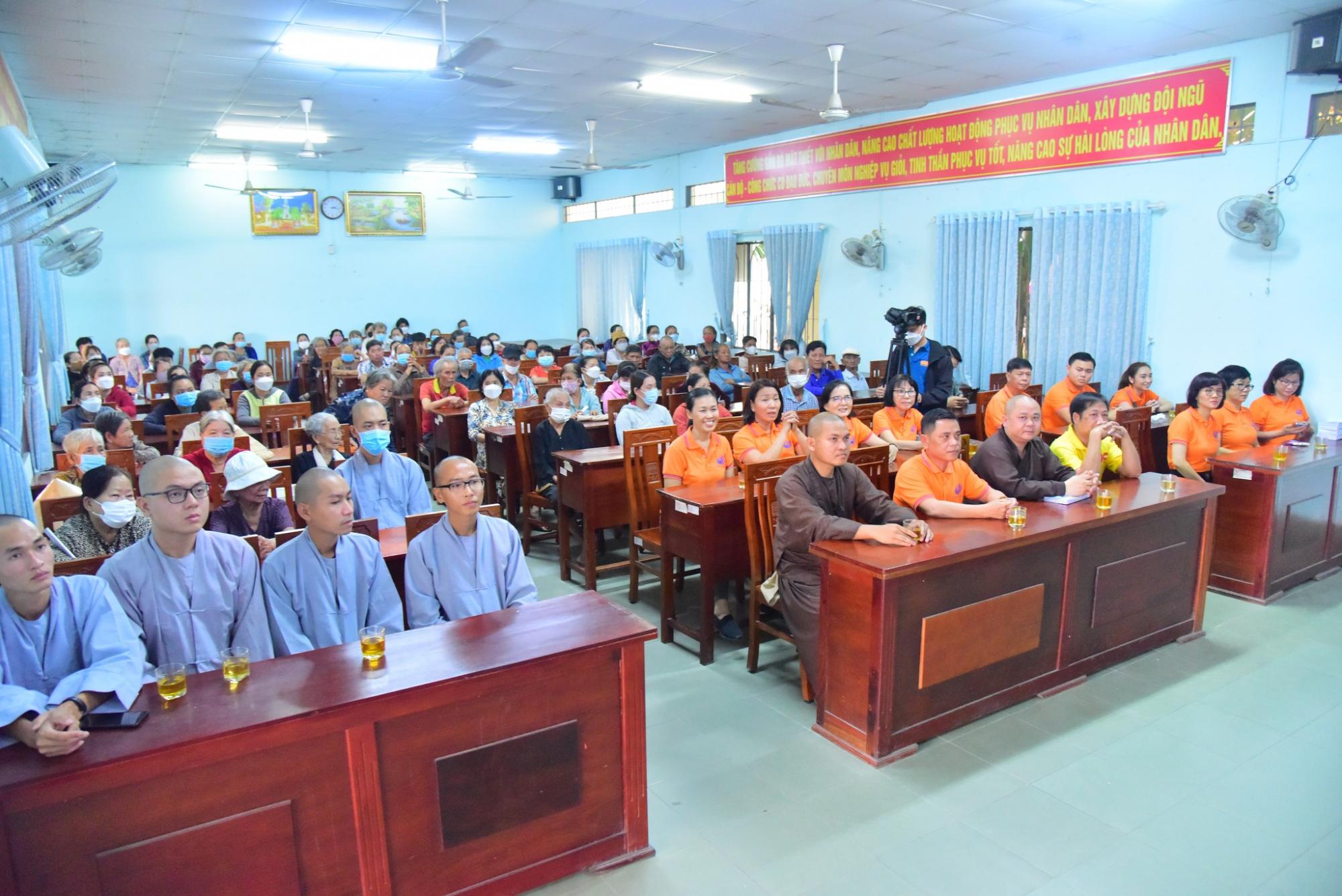 Quỹ Đạo Phật Ngày Nay trao 300 phần quà cho các hộ khó khăn tại xã Phước Vĩnh An huyện Củ Chi