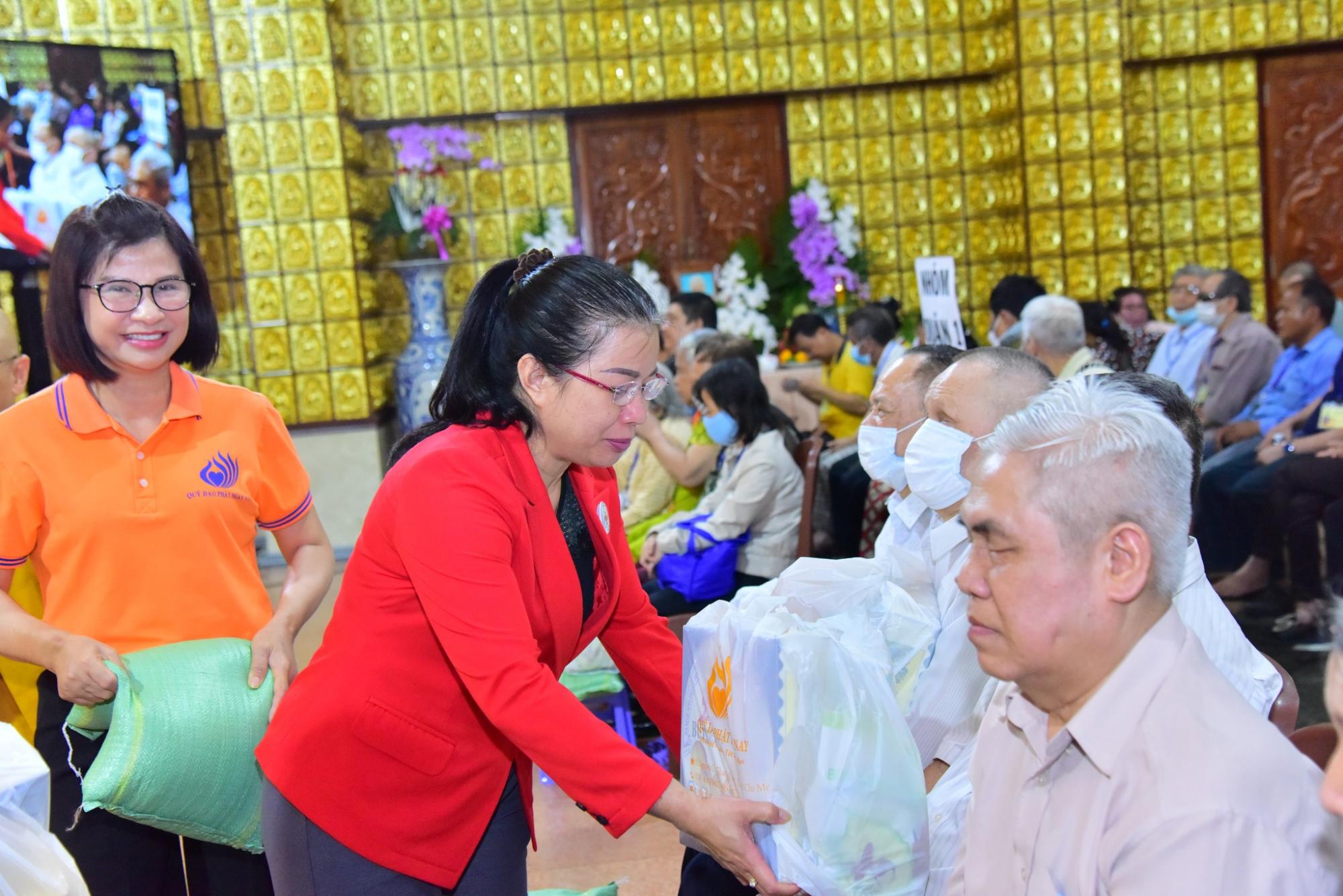 Chùa Giác Ngộ phối hợp cùng Hội Chữ thập đỏ TP.HCM trao 200 phần quà Tết cho người khiếm thị