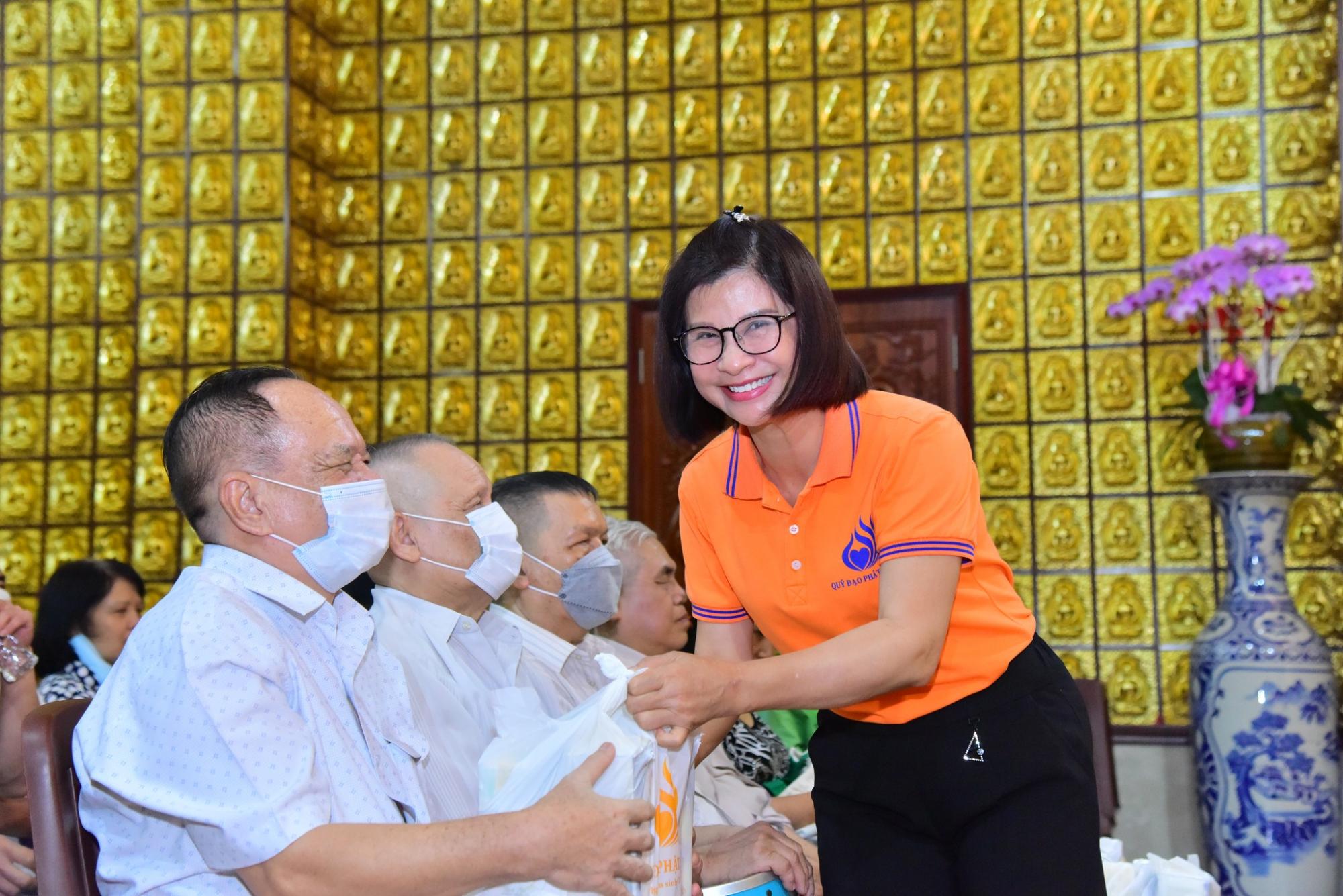 Chùa Giác Ngộ phối hợp cùng Hội Chữ thập đỏ TP.HCM trao 200 phần quà Tết cho người khiếm thị