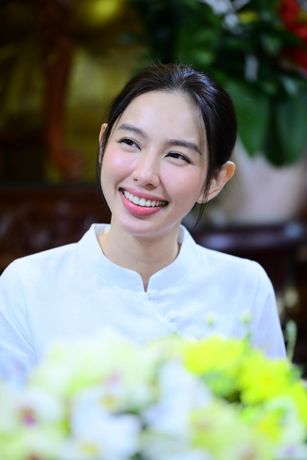Hoa hậu Nguyễn Thúc Thùy Tiên - "Bông hoa" ngát hương làm đẹp cho đời