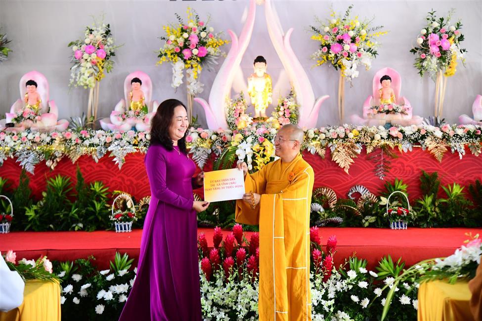 Hàng trăm Tăng, Ni và Phật tử chào mừng Đại lễ Phật đản tại chùa Quan Âm Đông Hải