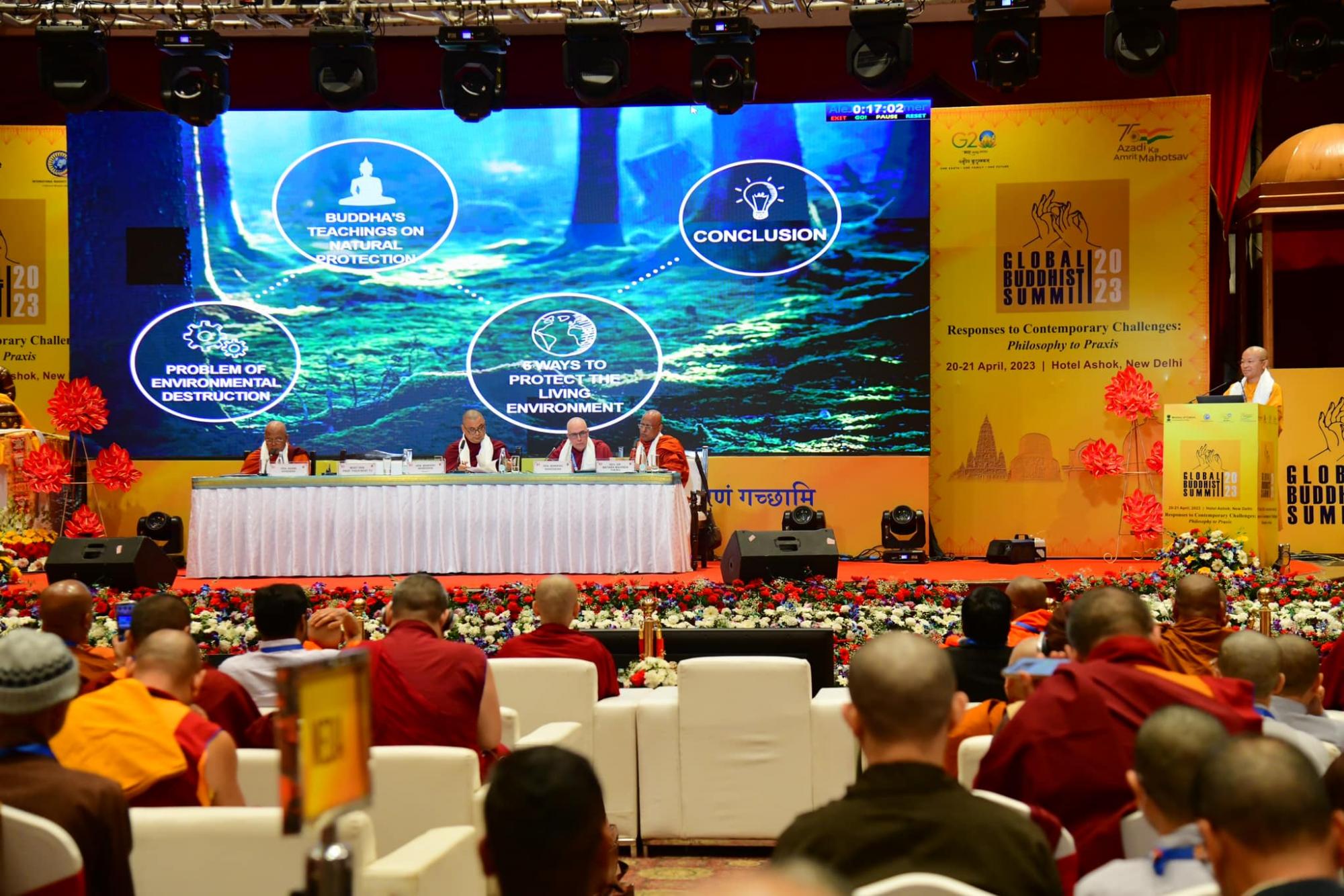 Hình ảnh TT. Thích Nhật Từ phát biểu tham luận đề tài Đạo Phật và thế giới thiên nhiên tại Hội nghị Thượng đỉnh Phật giáo Toàn cầu