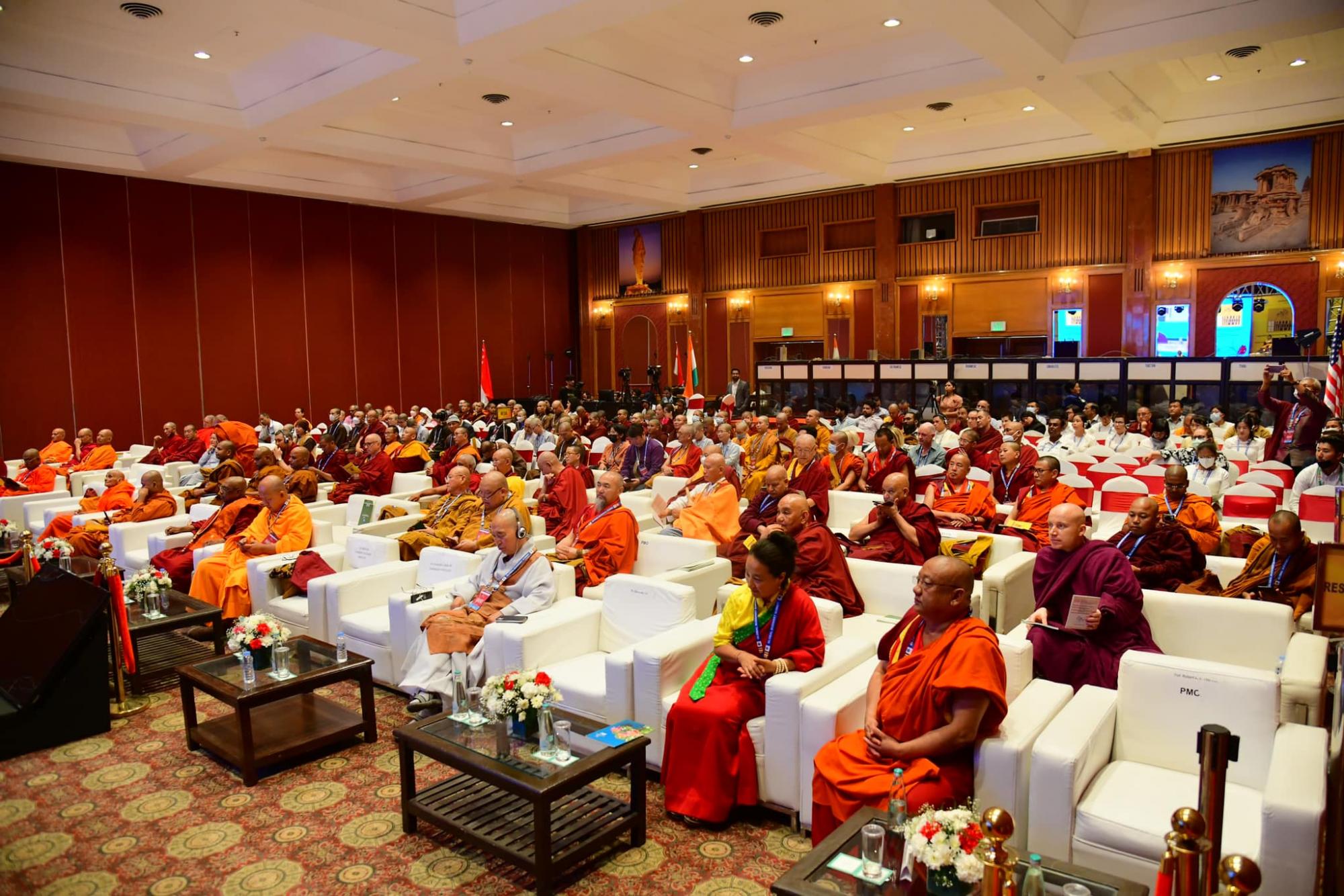 Hình ảnh TT. Thích Nhật Từ phát biểu tham luận đề tài Đạo Phật và thế giới thiên nhiên tại Hội nghị Thượng đỉnh Phật giáo Toàn cầu