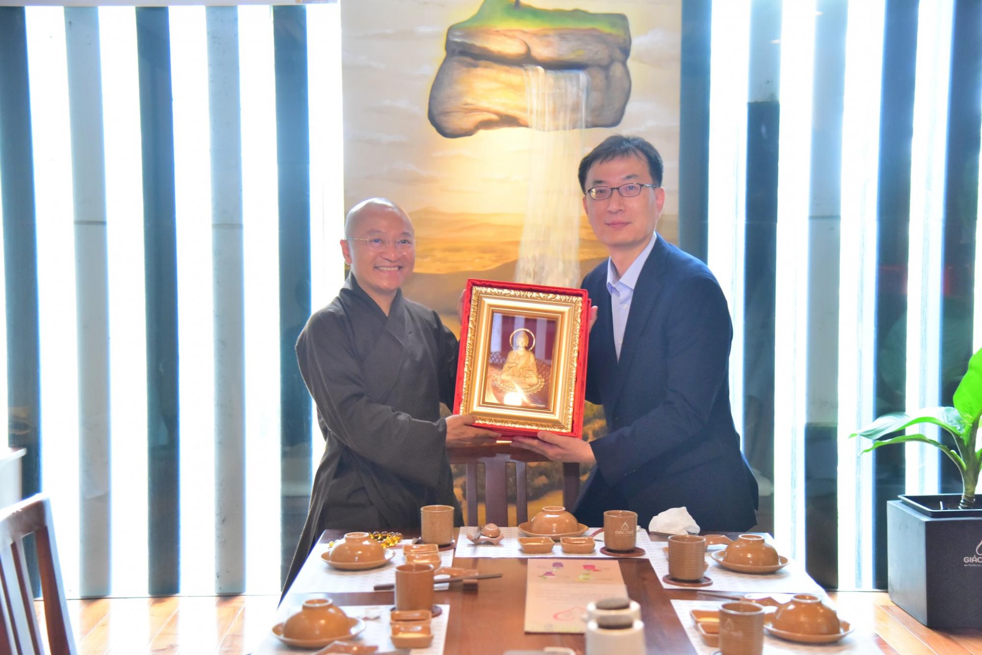 Tỉnh trưởng tỉnh Chungcheongnam (Hàn Quốc) thăm chùa Giác Ngộ