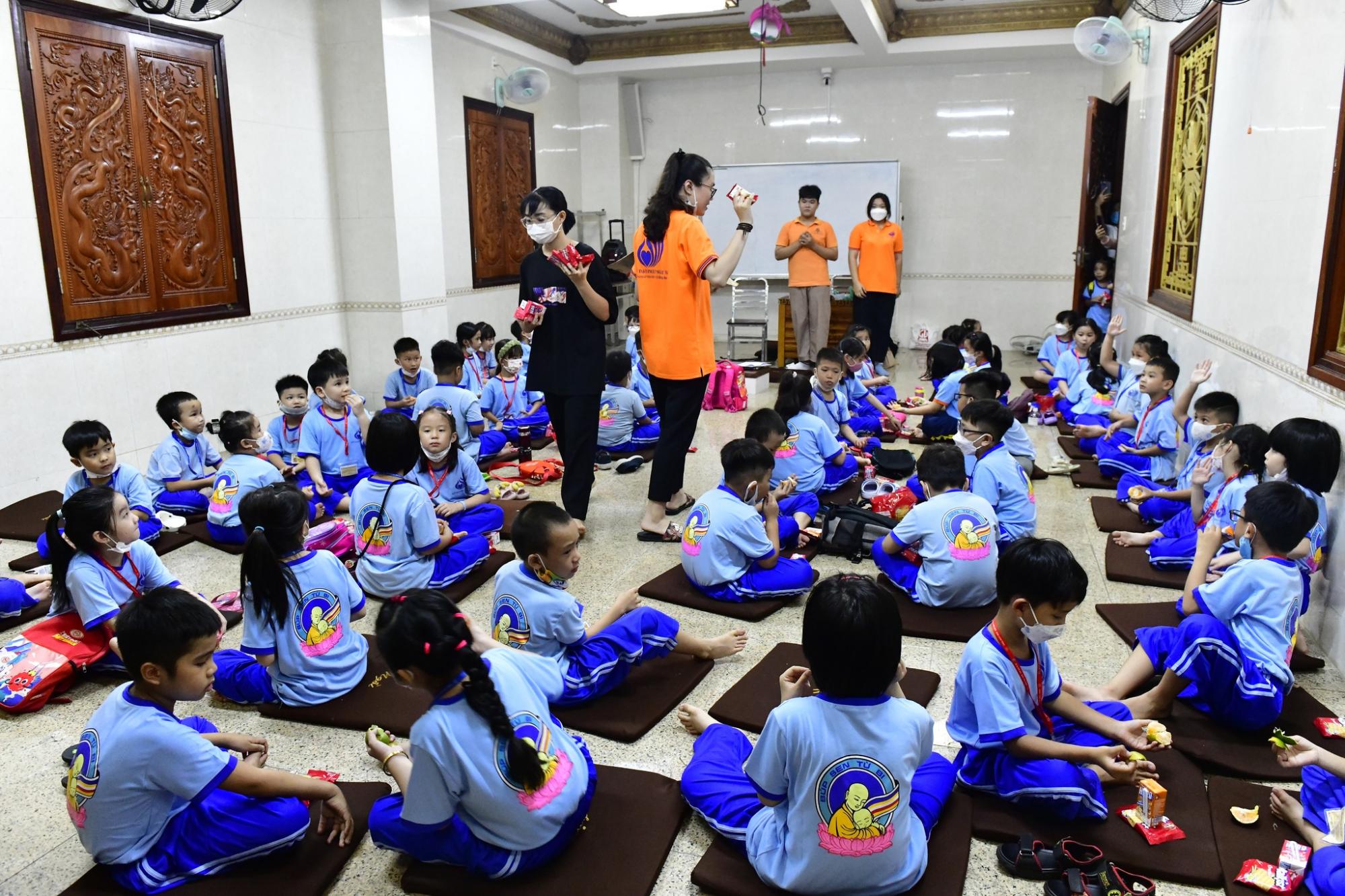 Cô Trần Gia Bảo, Phó Tổng biên tập báo Mực Tím đến thăm hơn 500 em thiếu nhi trong Khóa tu Búp Sen Từ Bi
