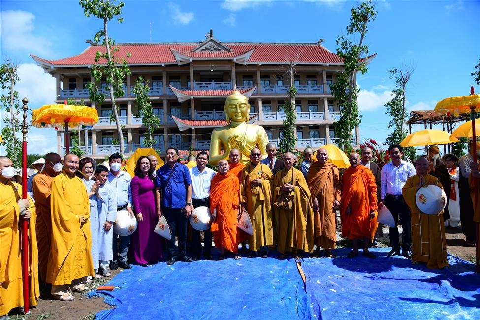 Hàng trăm Tăng, Ni và Phật tử chào mừng Đại lễ Phật đản tại chùa Quan Âm Đông Hải