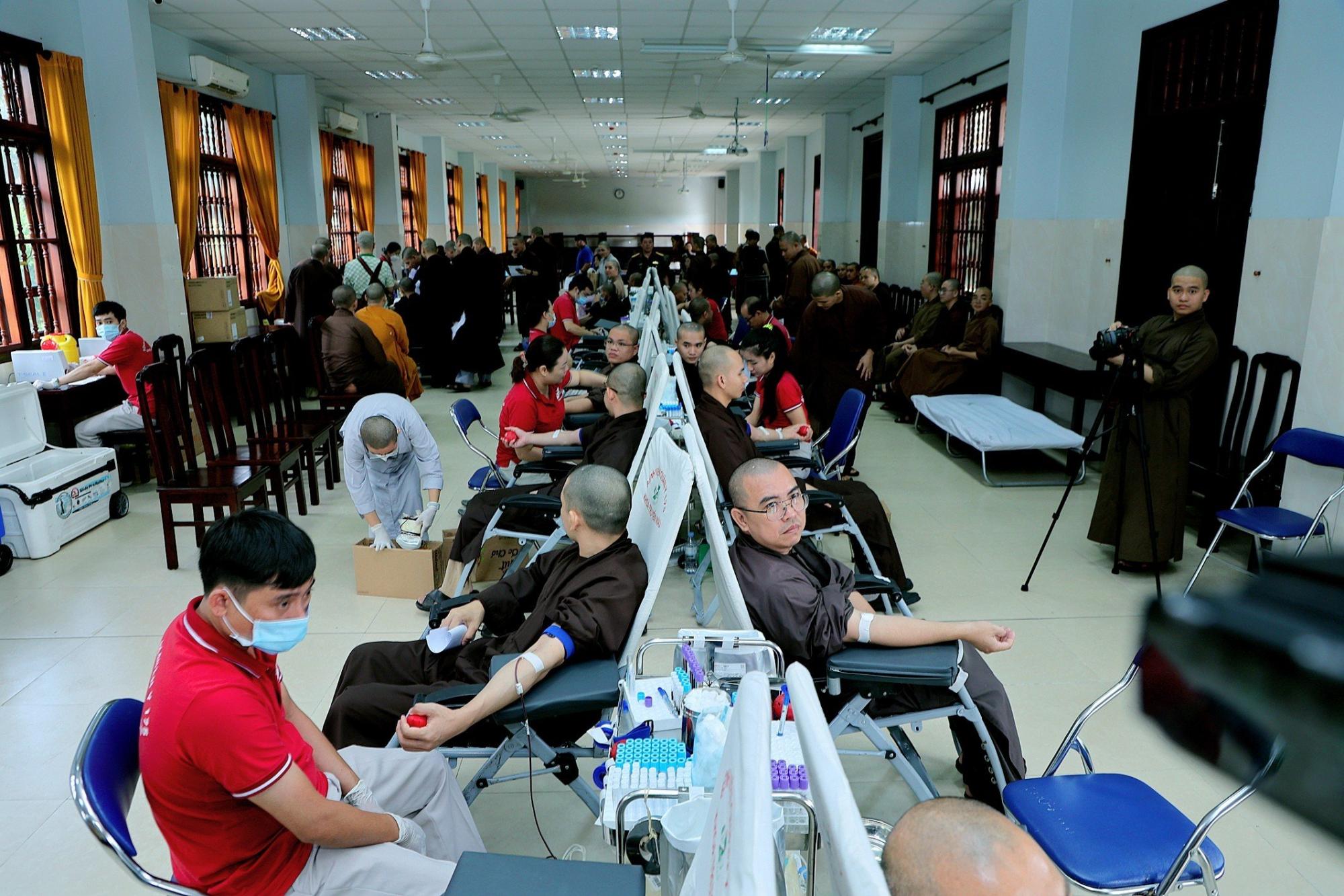 300 đơn vị máu được hiến tại Học viện Phật giáo Việt Nam tại TP.HCM
