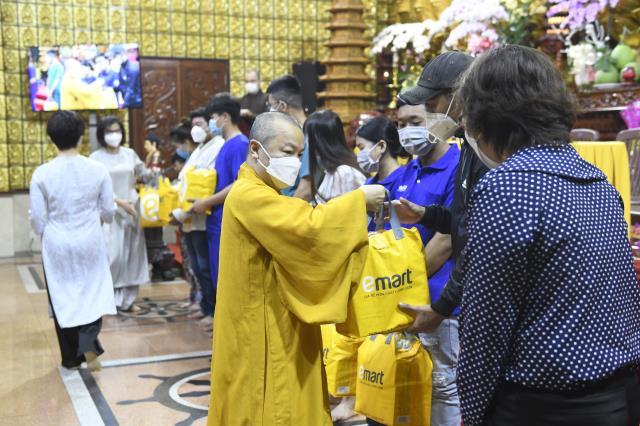 Cận kề xuân sang, tình nguyện viên Phật giáo tiếp tục đến hỗ trợ chăm sóc bệnh nhân Covid-19 nặng tại bệnh viện Chợ Rẫy