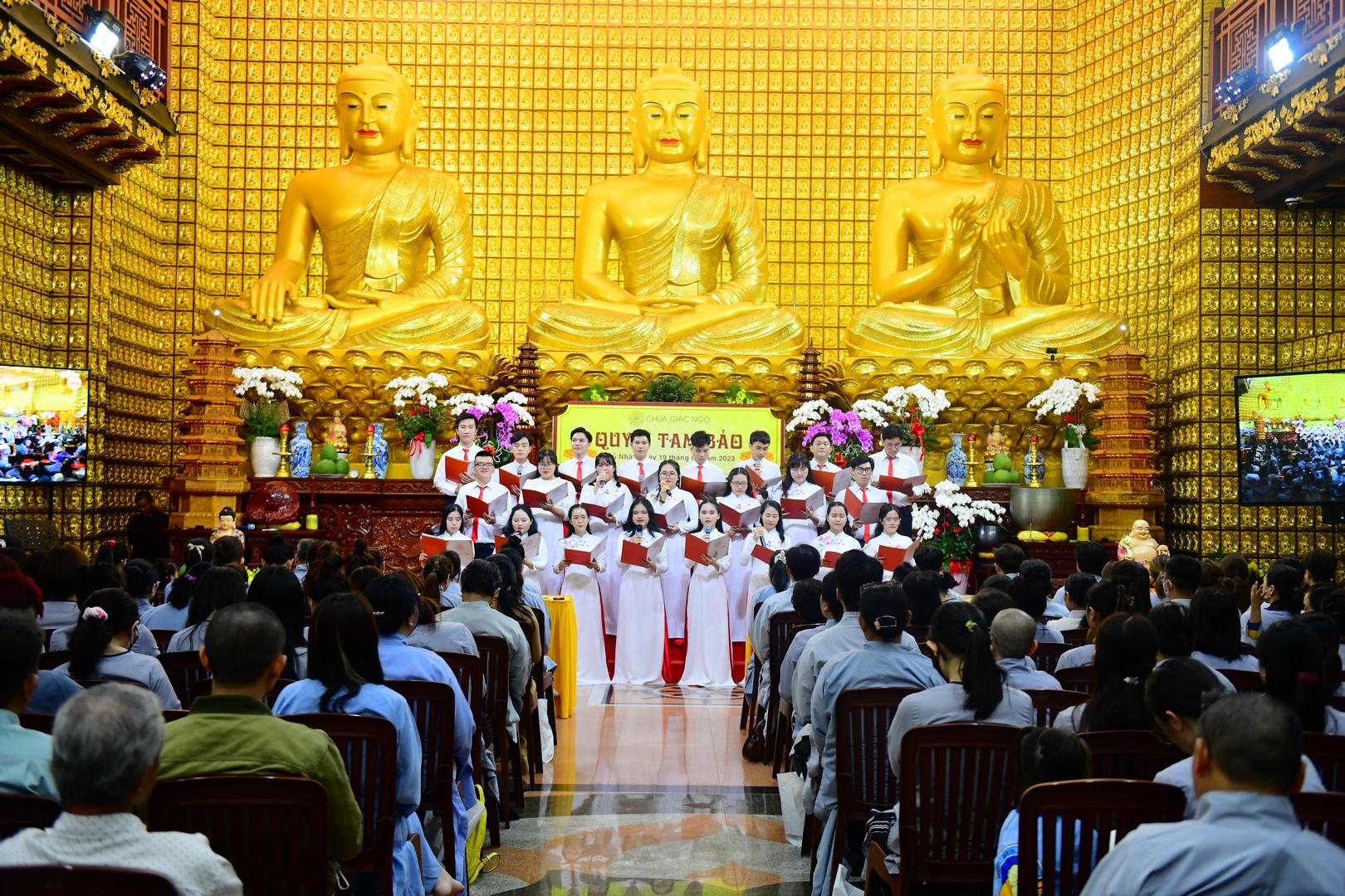 Gần 500 thiện nam, tín nữ chính thức trở thành đệ tử Phật