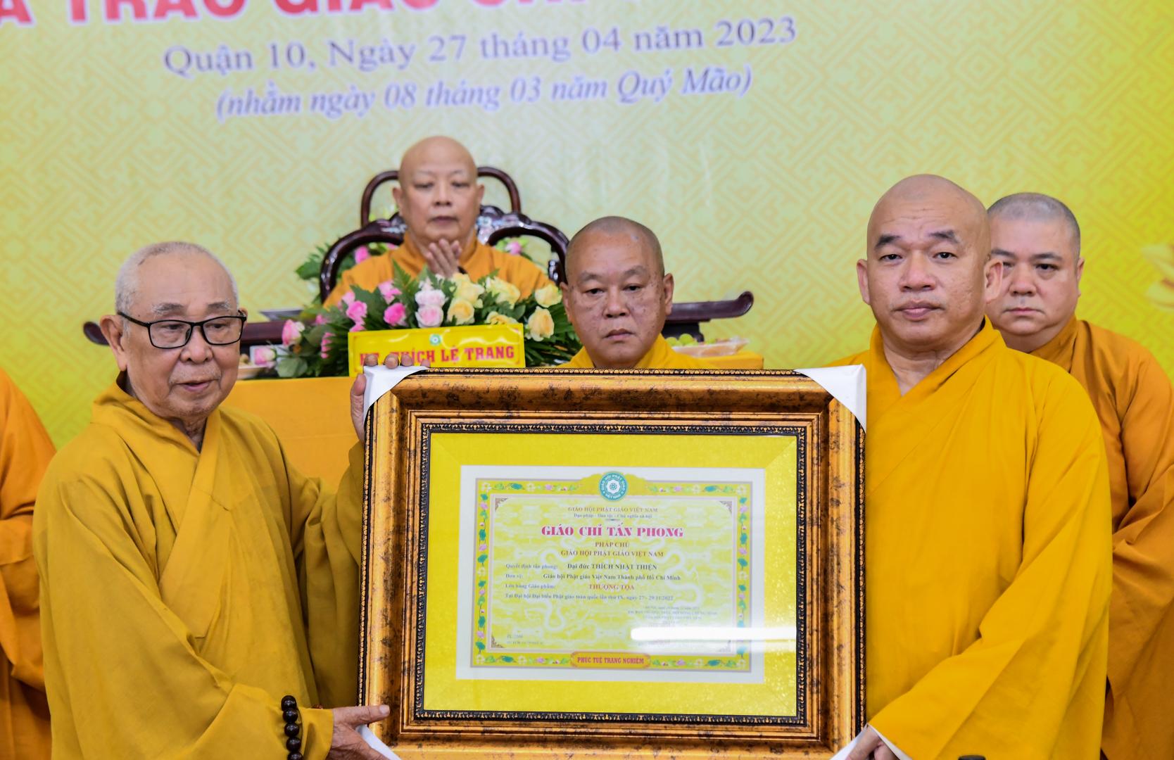 Phật giáo quận 10 họp triển khai công tác Phật sự năm 2023 và trao giáo chỉ tấn phong