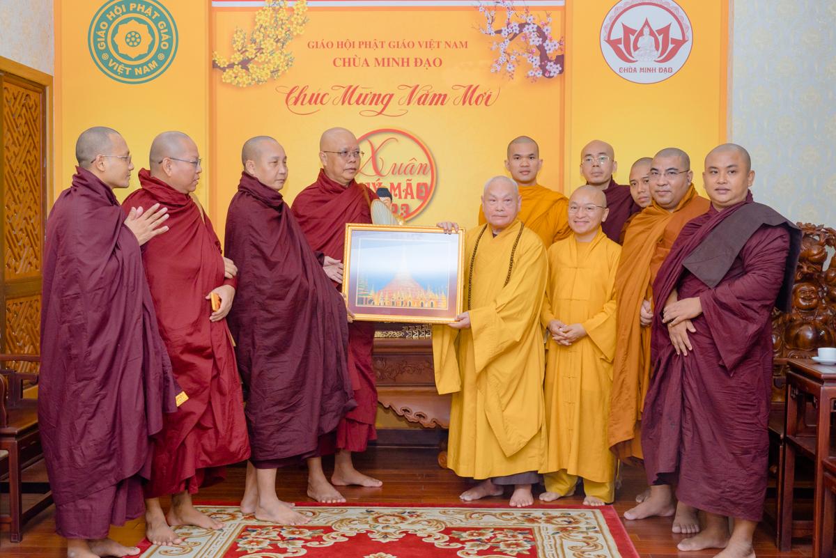 Đoàn Phật giáo Miến Điện vấn an sức khỏe Hòa thượng Chủ tịch HĐTS GHPGVN