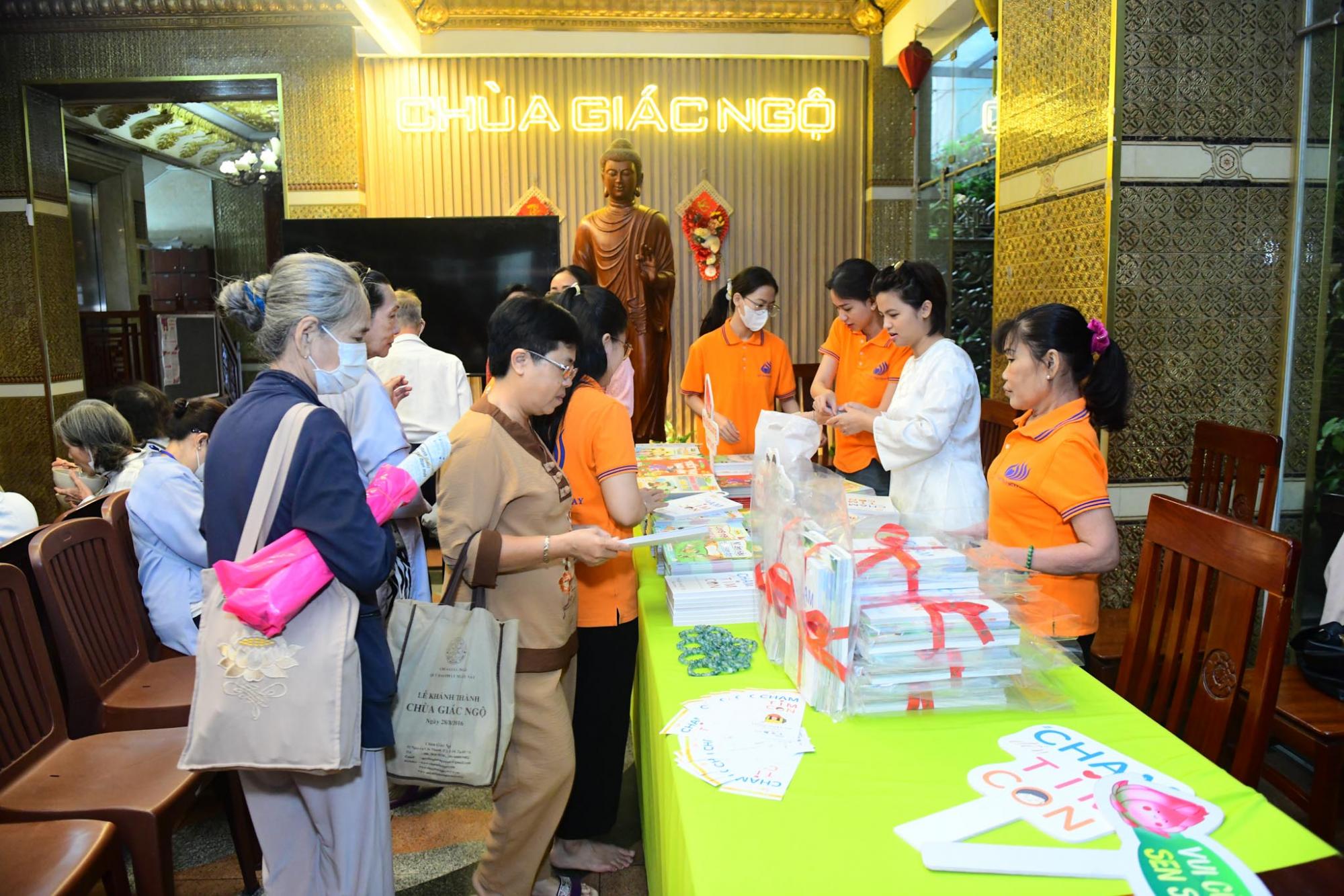 Gần 1000 người tham dự lễ ra mắt sách"Chạm Đến Tim Con" - Hành trình trở thành cha mẹ tỉnh thức của tác giả Thượng toạ Thích Nhật Từ