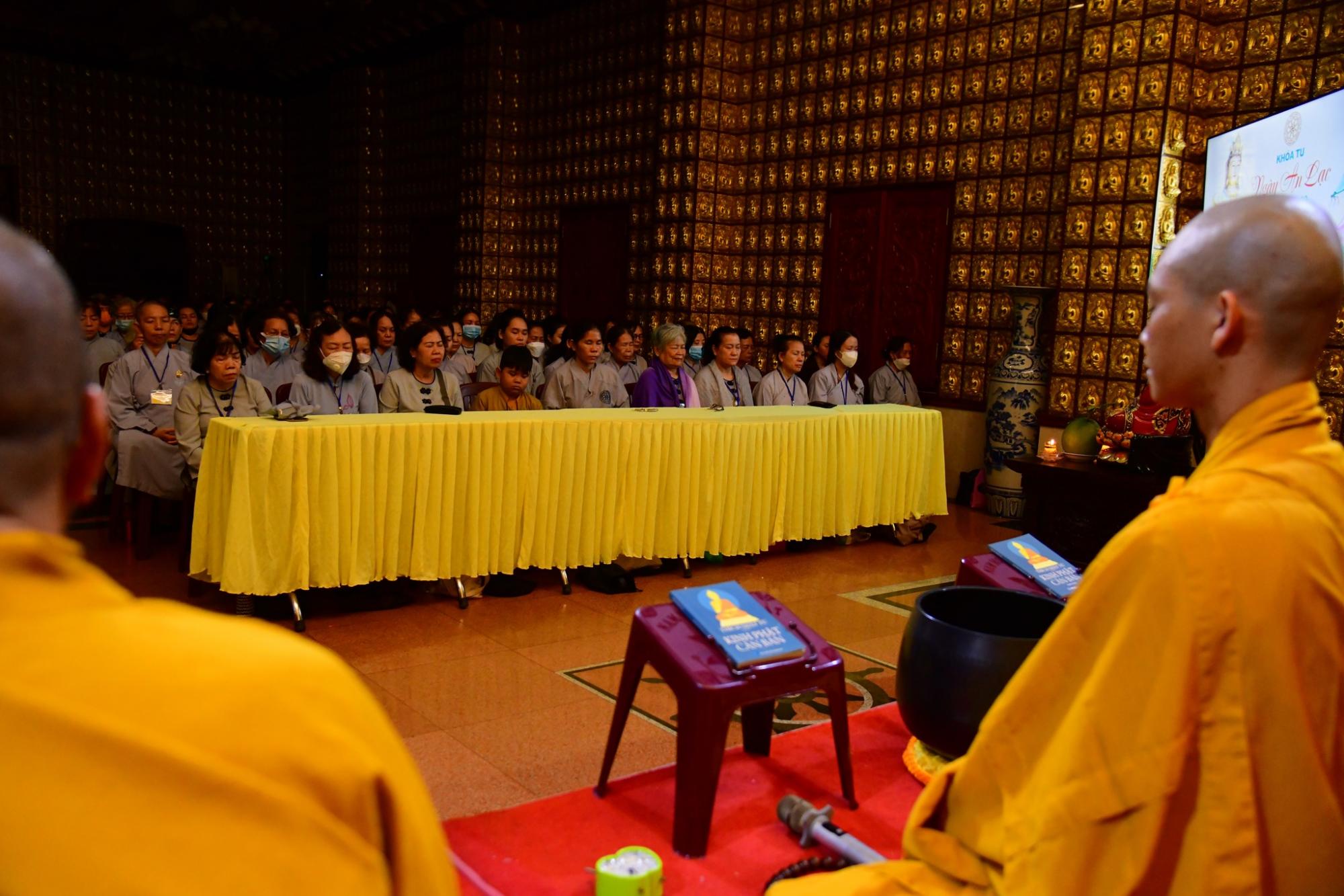 ĐĐ. Hạnh Tuệ thuyết giảng  trong khóa tu NGÀY AN LẠC tại chùa Giác Ngộ