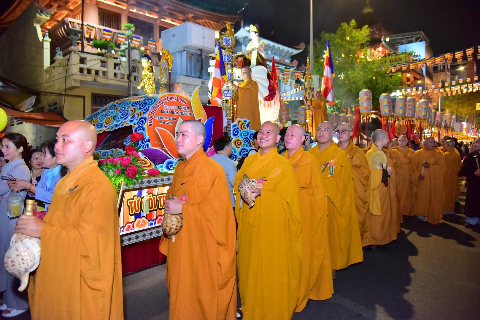 Cung thỉnh tôn tượng kim thân Đức Phật đản sinh từ tổ đình Ấn Quang đến Việt Nam Quốc Tự