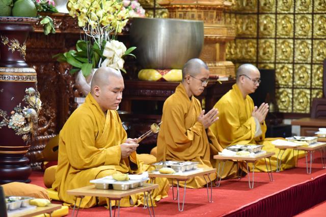 Khóa tu Ngày an lạc: Phương pháp trị liệu khổ đau của Phật Dược Sư