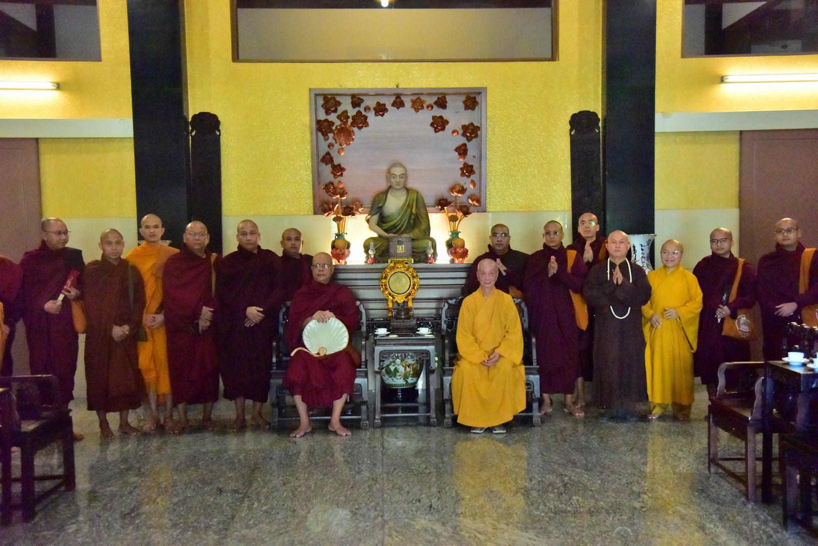 Đoàn Phật giáo Miến Điện vấn an sức khỏe Đức Pháp chủ Thích Trí Quảng và Hòa thượng Thích Giác Toàn