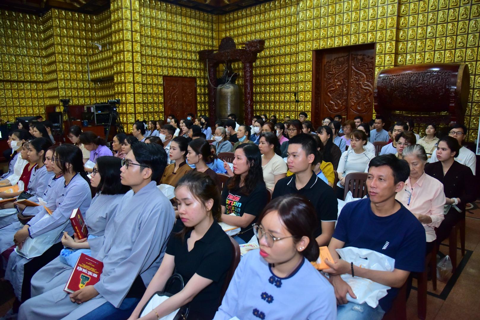 Gần 550 thiện nam tín nữ kết duyên với Đạo Phật tại chùa Giác Ngộ 