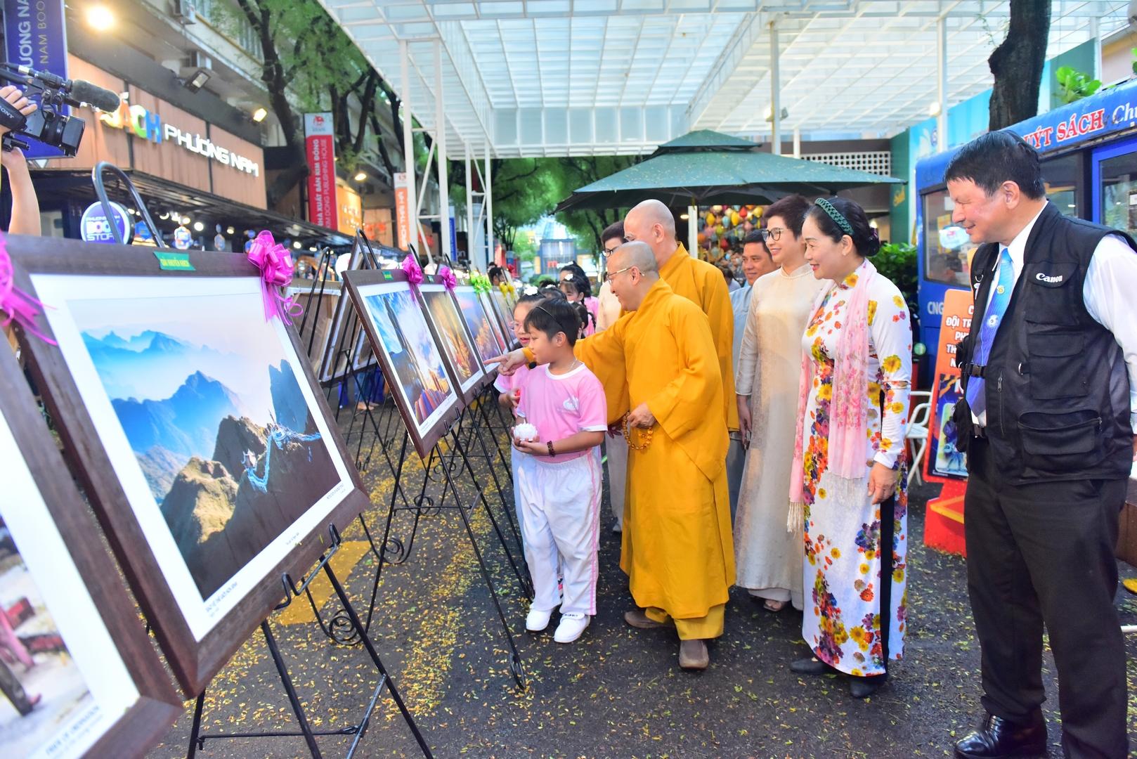 Khai mạc Triển lãm ảnh nghệ thuật "Phật giáo vì hoà bình"