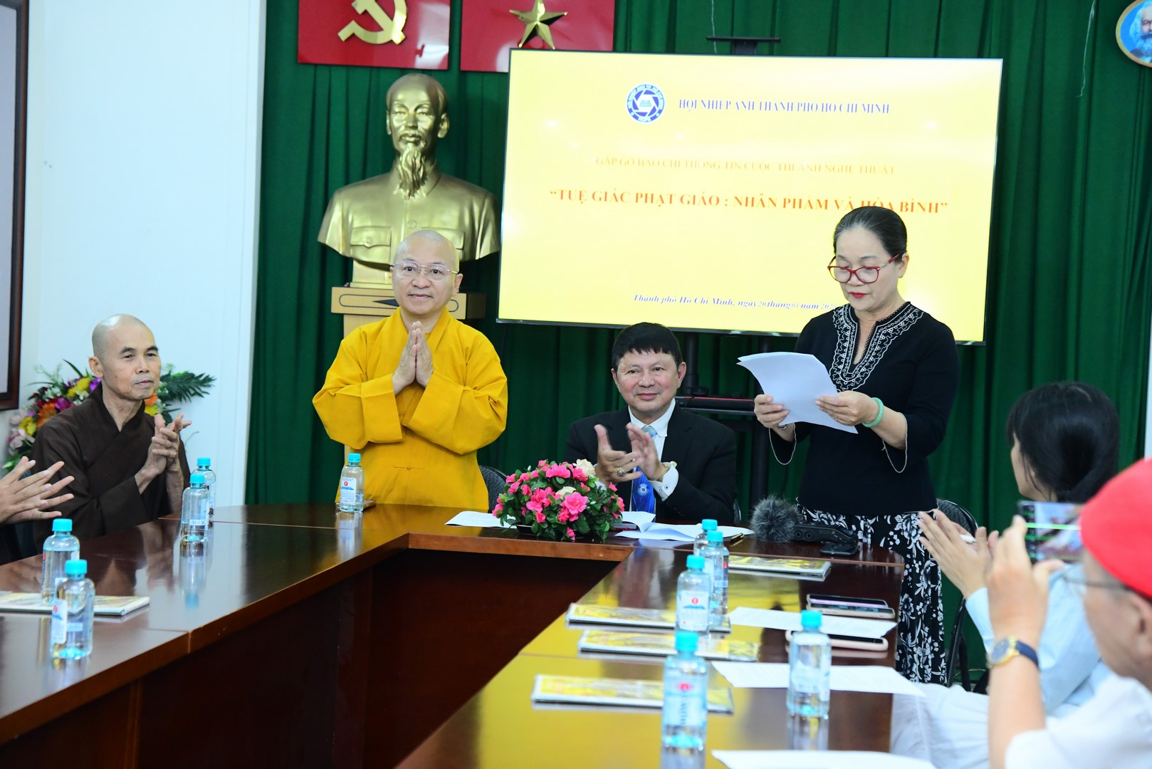 Buổi họp báo cuộc thi nhiếp ảnh quốc tế 'Tuệ Giác Phật Giáo – Nhân Phẩm và Hòa Bình' diễn ra trong không khí trang trọng tại Hội trường Hội Nhiếp ảnh TP.HCM