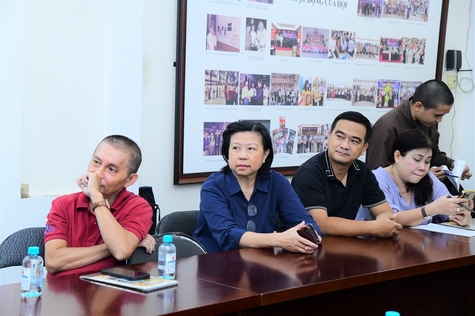 Phóng viên các báo đài trao đổi bên lề với ban tổ chức để hiểu rõ hơn về ý nghĩa và thể lệ cuộc thi nhiếp ảnh quốc tế năm nay