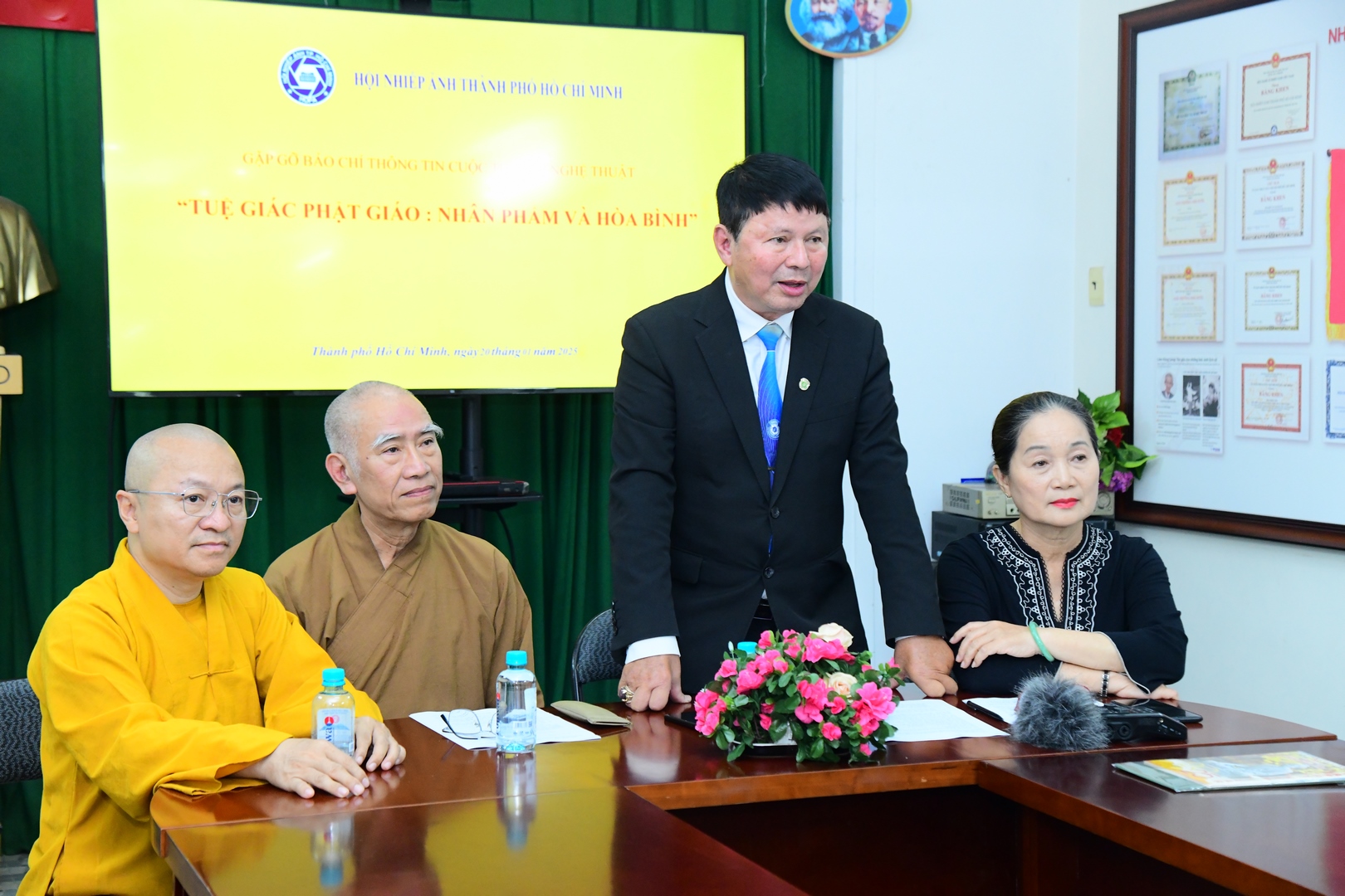 Ông Đoàn Hoài Trung – Chủ tịch Hội Nhiếp ảnh TP.HCM, phát biểu khai mạc, nhấn mạnh ý nghĩa nhân văn của cuộc thi