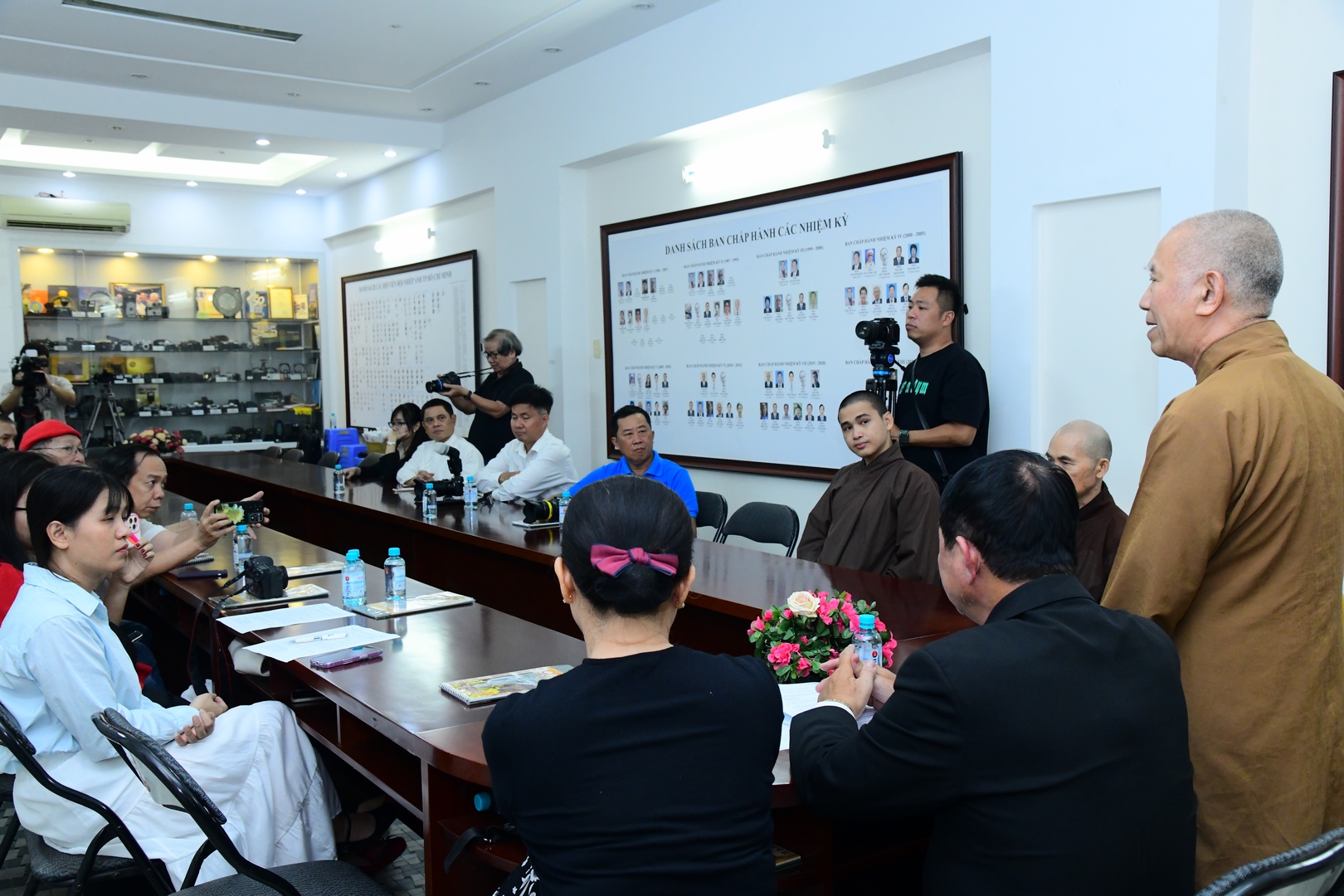 Các phóng viên từ nhiều cơ quan truyền thông khác tham dự buổi họp báo