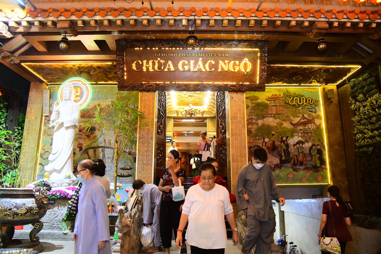 Phật tử đến chùa tham dự thời khóa tụng kinh tối hằng ngày vào lúc 18h30