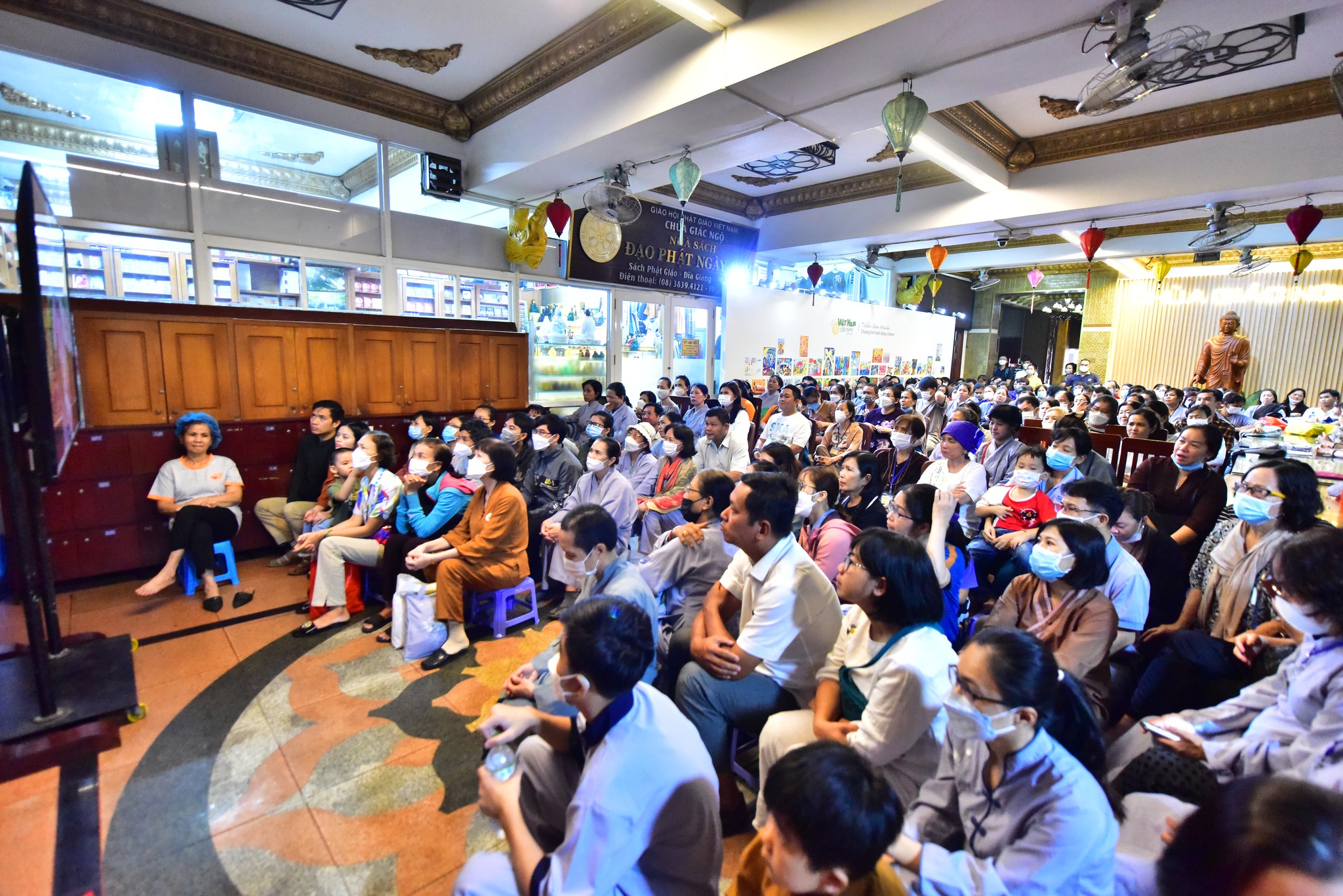 Quang cảnh Phật tử ngồi nghe pháp dướ sảnhi tầng G chùa Giác Ngộ