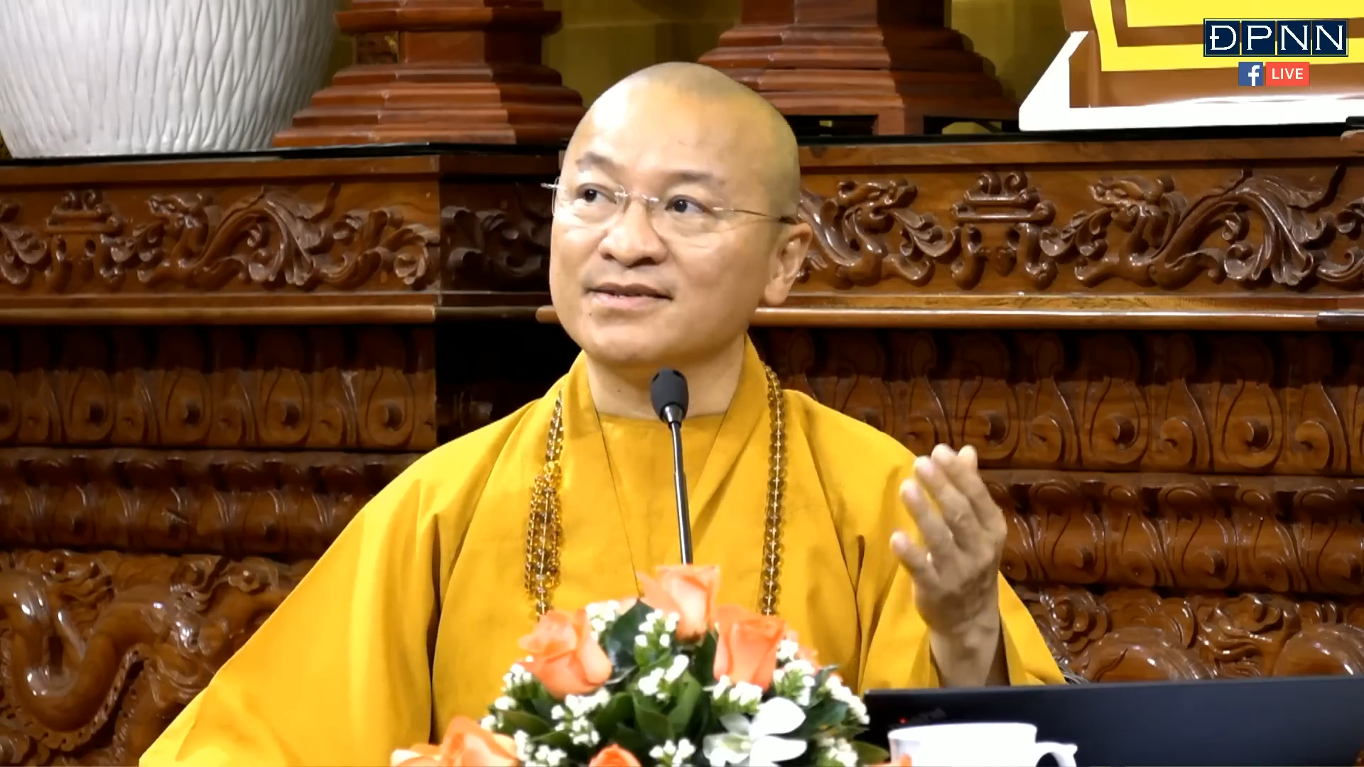 Thầy Nhật Từ kêu gọi mọi người hãy từ bỏ việc giết mổ động vật, trong đó có chó mèo và hãy nói không với việc ăn thịt chó mèo.