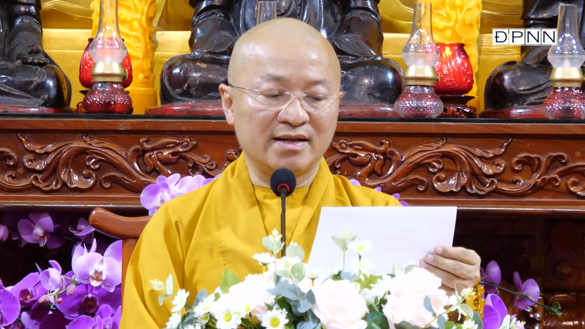 Hình ảnh được cắt từ video Thầy Nhật Từ đang đọc nguyên văn nội dung bị cắt xén trong bài giảng